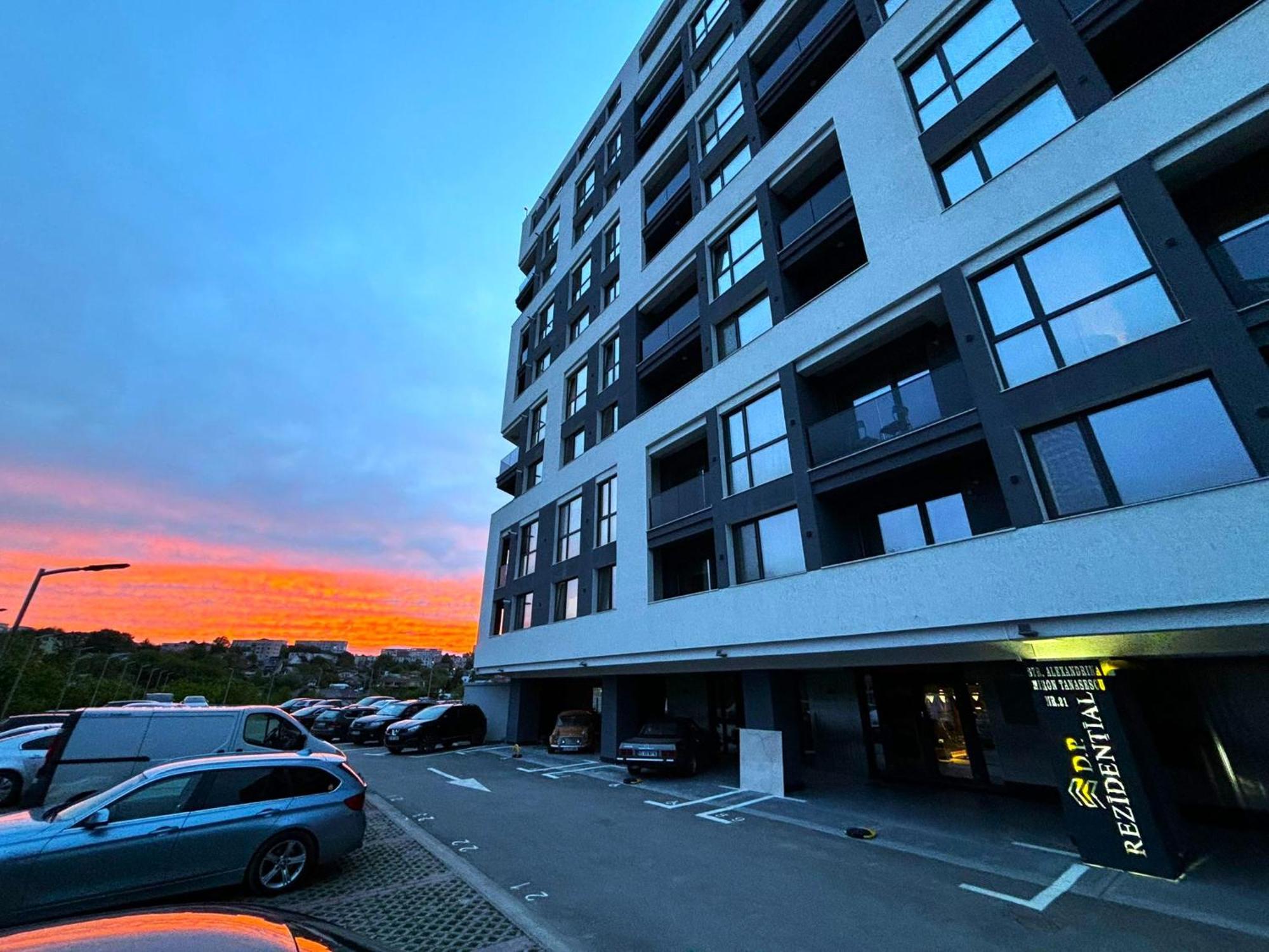 Sky View - Free Parking Apartman Jászvásár Kültér fotó